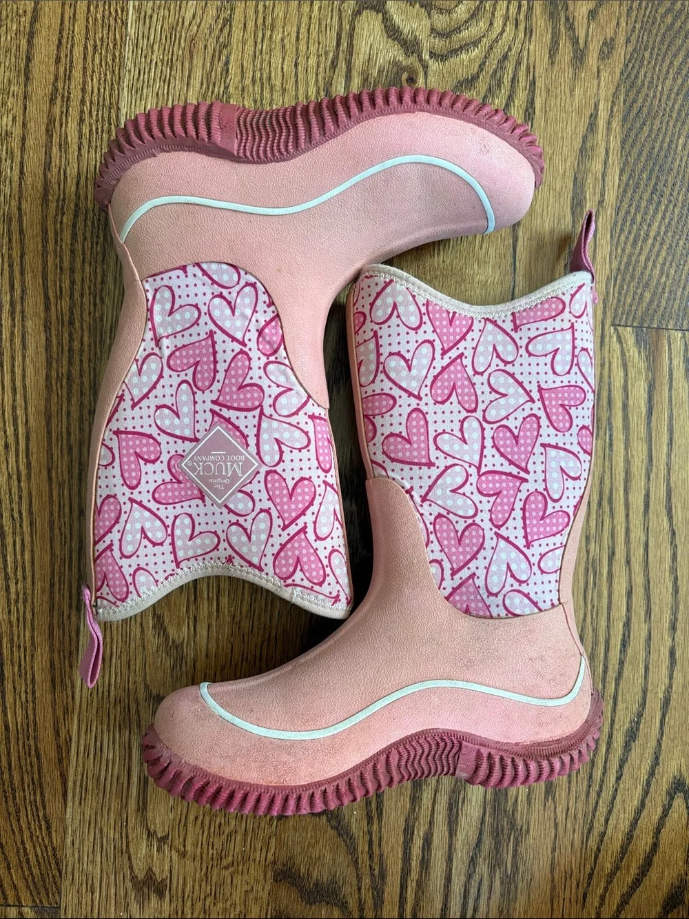 Kids’ Muck Boot Company heart print Hale boots, size 1. Excellent condition.
